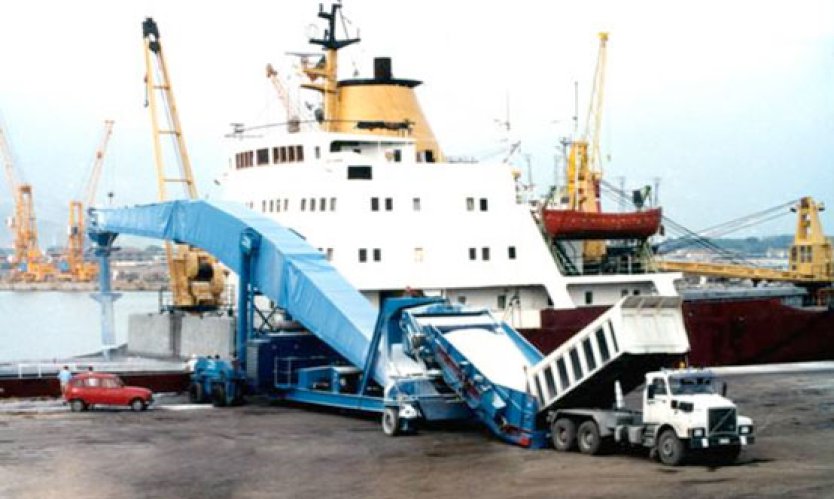 Mobile ship loading equipment.