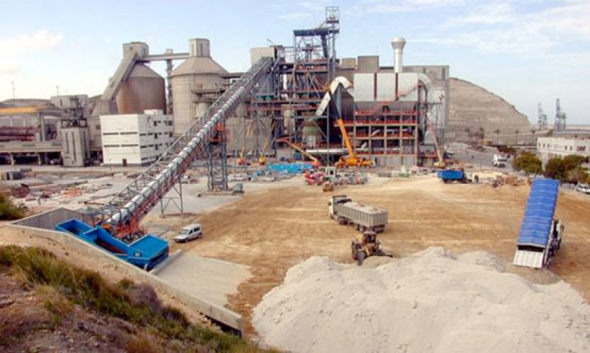 The new installation at the Holcim Carboneras plant in Spain receives imported granulated slag from tipping trucks.