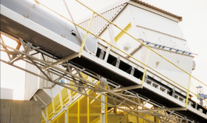 The Samson feeder discharges direct to a belt conveyor mounted at 90 degrees.